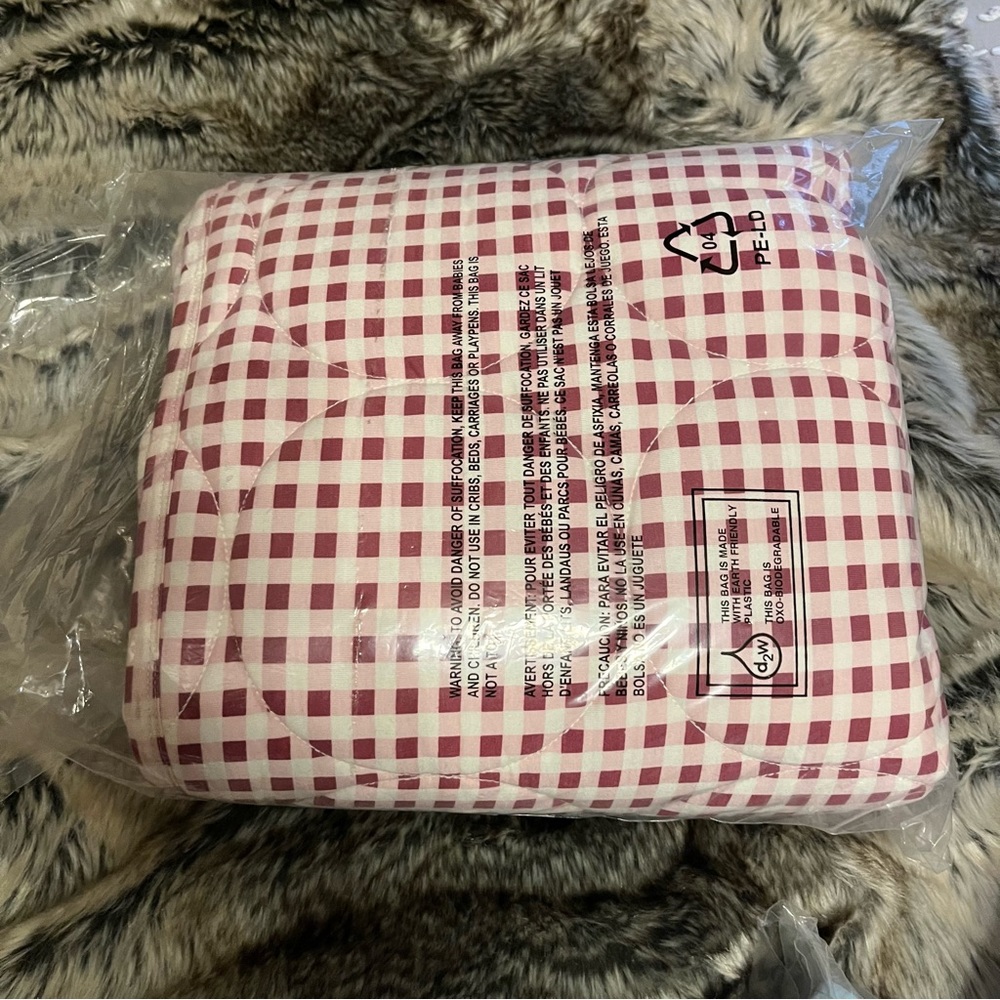 Kate Quinn Classic Circle Quilt Raspberry Gingham